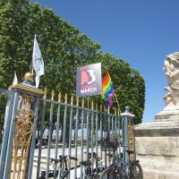 04x12 - Plusieurs drapeaux attendent d'etre portes durant la marche.