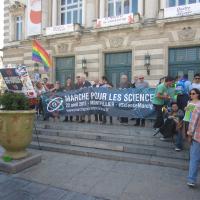 11x12 - Arrivee du cortege sur la place de la Comedie avec la banderole en tete.